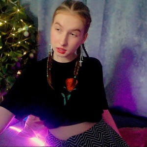 Skylet_t naked before webcam in live porn chat