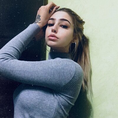 SmokiMoor naked stripping on cam for live sex video chat