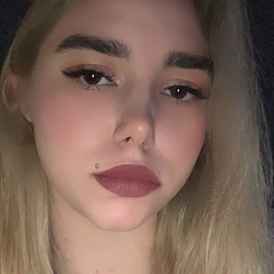SoniaStones naked before webcam in live porn chat