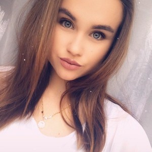 SophieMorris naked before webcam in live porn chat