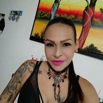spicyscarlett naked stripping on cam for live sex video chat