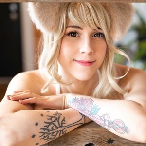 SugaryBunny naked before webcam in live porn chat