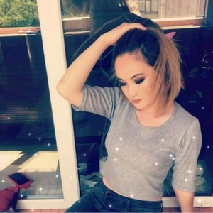 Sunshine_t naked before webcam in live porn chat