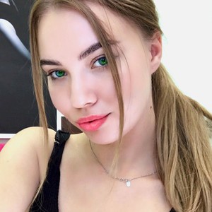 SweetBridgetB naked before webcam in live porn chat