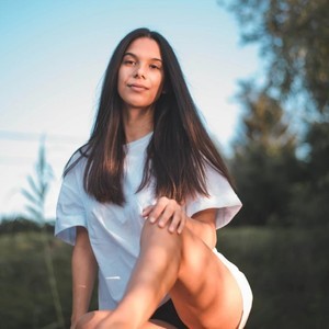Tarabenz1 naked before webcam in live porn chat