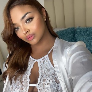 TaraThomson naked before webcam in live porn chat