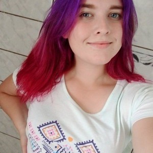 TeenSofie naked before webcam in live porn chat