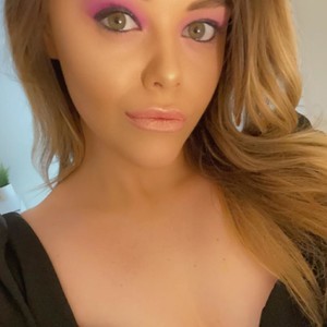 TemptressV naked before webcam in live porn chat