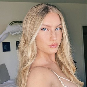 Thezabrina naked before webcam in live porn chat