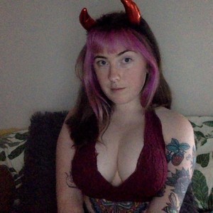 tumblrslut naked before webcam in live porn chat