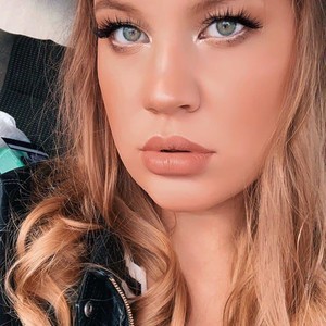 UrFortuna naked before webcam in live porn chat