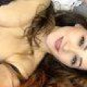 VanessaHott4u naked before webcam in live porn chat