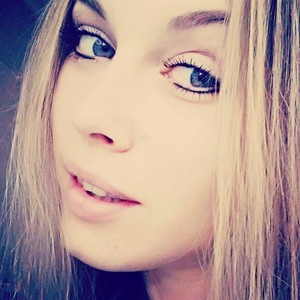 Viky_V naked before webcam in live porn chat