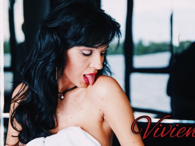 VivienRay naked stripping on cam for live sex video chat