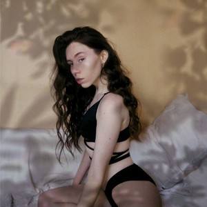 Weaana naked before webcam in live porn chat