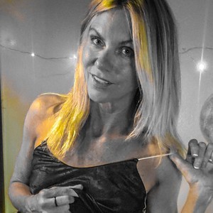 xHellkittenx naked before webcam in live porn chat