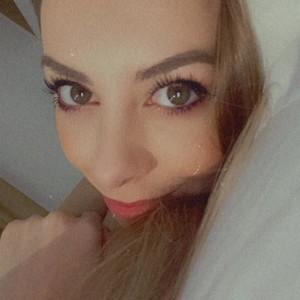 xJoannaBearX naked before webcam in live porn chat
