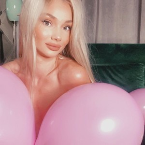 Yveline naked before webcam in live porn chat