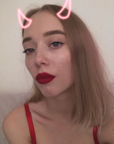ZlataGoldd naked stripping on cam for live sex video chat