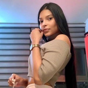 Alejandra22xx naked before webcam in live porn chat