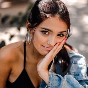 Alexanicee naked before webcam in live porn chat