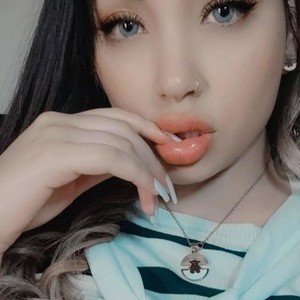 Alicee777 naked before webcam in live porn chat