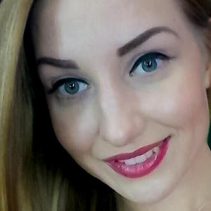 AliceF naked before webcam in live porn chat