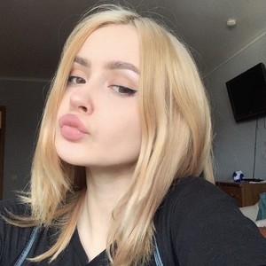 AliceKlausen naked before webcam in live porn chat