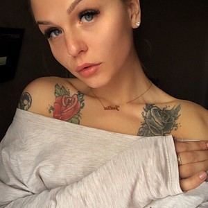 AmberBeautyy naked before webcam in live porn chat