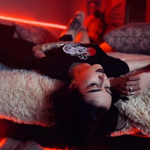 AnnaGinger naked before webcam in live porn chat