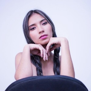 Annasshim_ naked before webcam in live porn chat