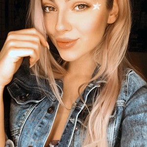 AnnaSun naked before webcam in live porn chat
