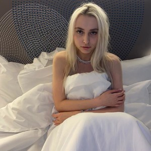 Baby_Carissa naked before webcam in live porn chat