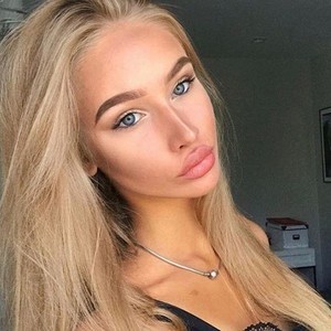 Daisy_cole naked before webcam in live porn chat