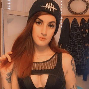 dotnilreb naked before webcam in live porn chat