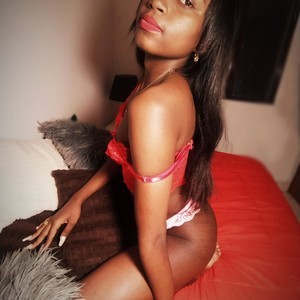 Ebony_lovs naked before webcam in live porn chat