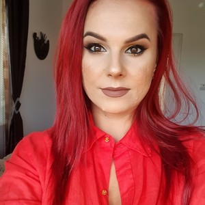 Emeli_Squirt naked before webcam in live porn chat