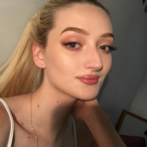 EsterKisss naked before webcam in live porn chat