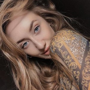 HellenBailey naked before webcam in live porn chat