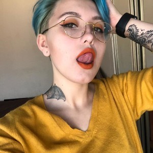 Hilodi naked before webcam in live porn chat