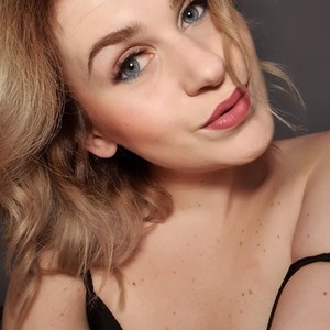 HolaLolla naked before webcam in live porn chat