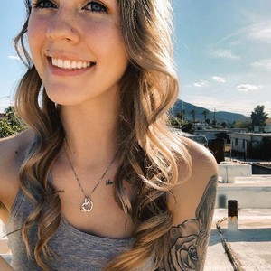 HollieWhite naked before webcam in live porn chat
