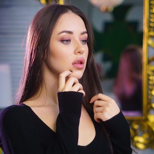 HoneyGretel naked before webcam in live porn chat