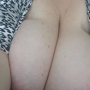 hugetits000 naked before webcam in live porn chat