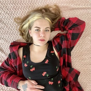 JelieChatte naked before webcam in live porn chat