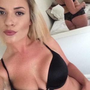 Jigglypuffx naked before webcam in live porn chat