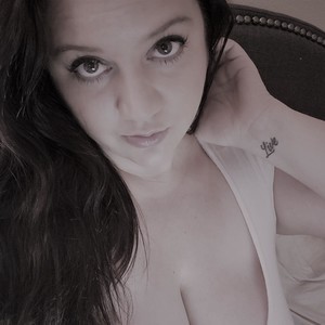 JSweetsXXX naked before webcam in live porn chat