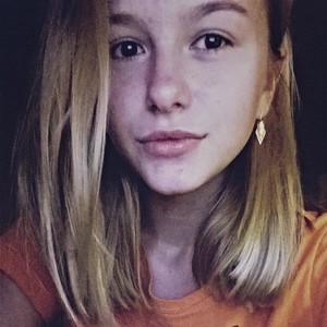 Julia_K naked before webcam in live porn chat