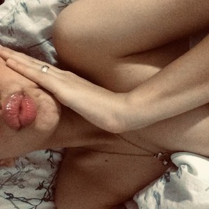 Kerina_cute naked before webcam in live porn chat