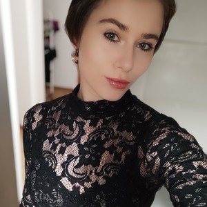 Kittytrixie69 naked before webcam in live porn chat